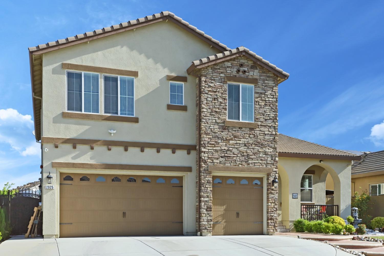 2925 Fuchsia Drive Lodi, CA 95242 - Photo 2 of 44 a front view of a house with a yard