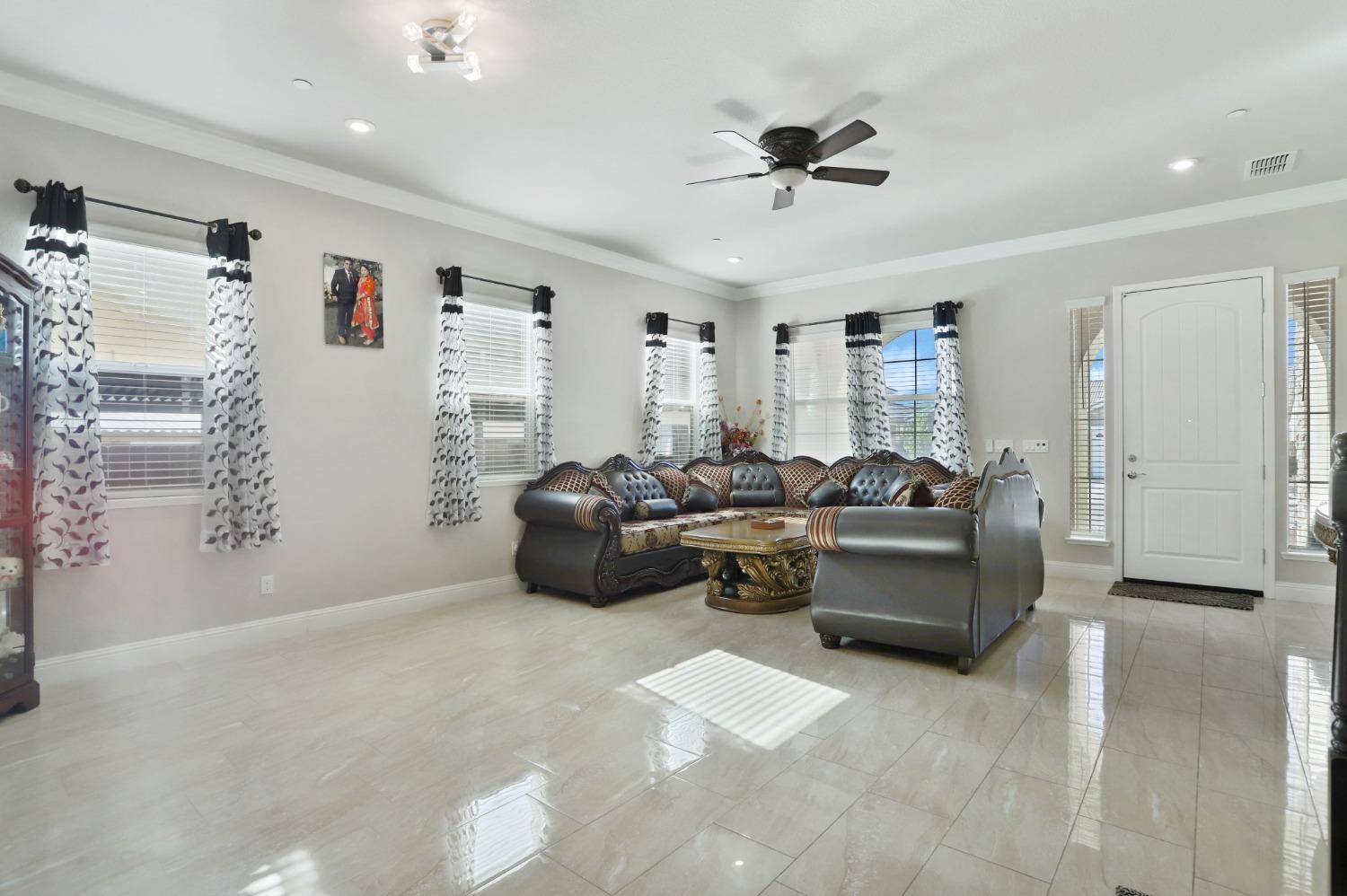 2925 Fuchsia Drive Lodi, CA 95242 - Photo 4 of 44 a living room with furniture