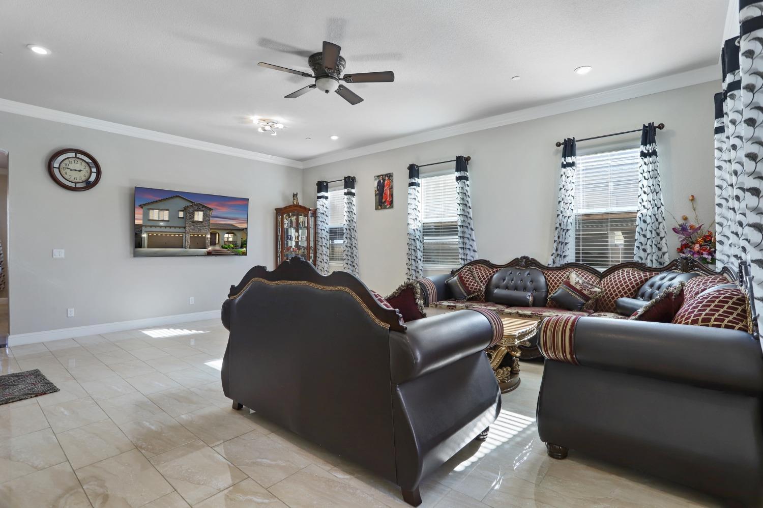 2925 Fuchsia Drive Lodi, CA 95242 - Photo 5 of 44 a living room with furniture and a ceiling fan