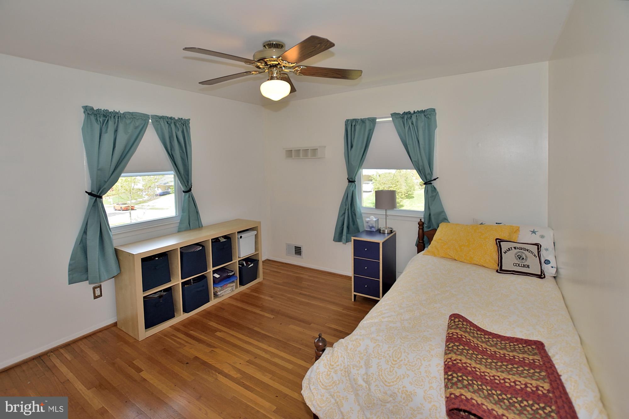 8303 Brixton Street Springfield, VA 22152 - Photo 12 of 29 5 BR - 4 upper Level, hardwood floors, 1 BR LL