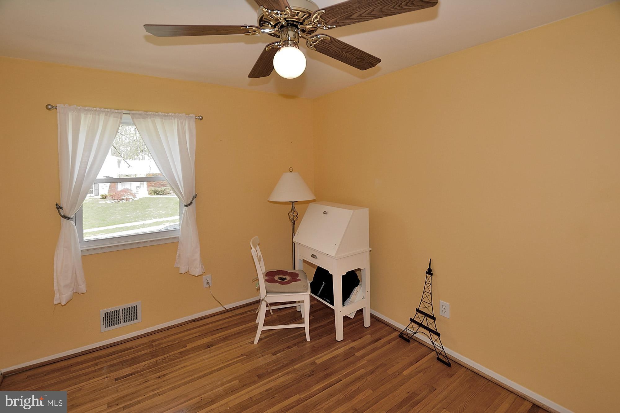 8303 Brixton Street Springfield, VA 22152 - Photo 13 of 29 5 BR - 4 upper Level, hardwood floors, 1 BR LL