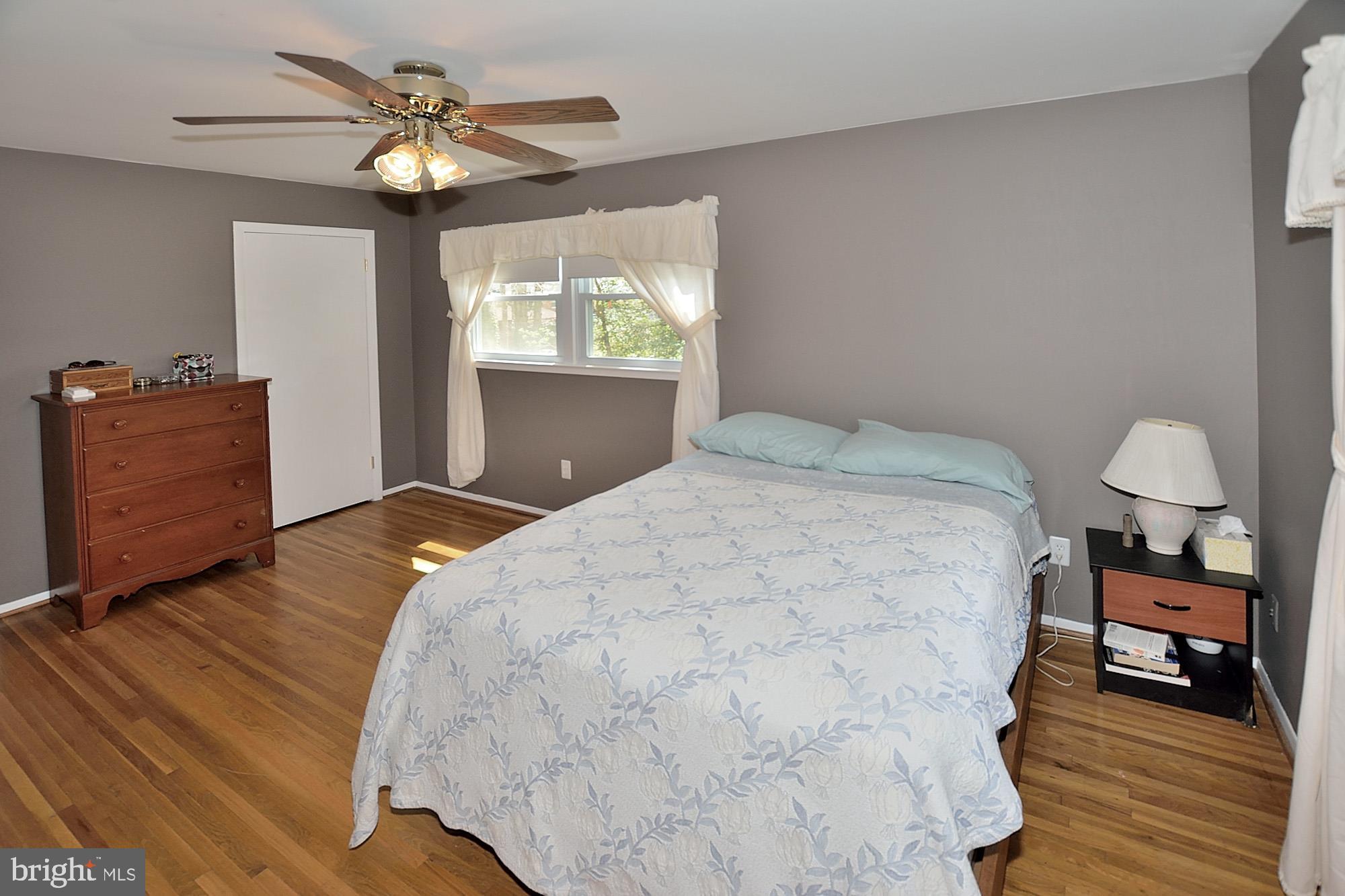 8303 Brixton Street Springfield, VA 22152 - Photo 15 of 29 5 BR - 4 upper Level, hardwood floors, 1 BR LL