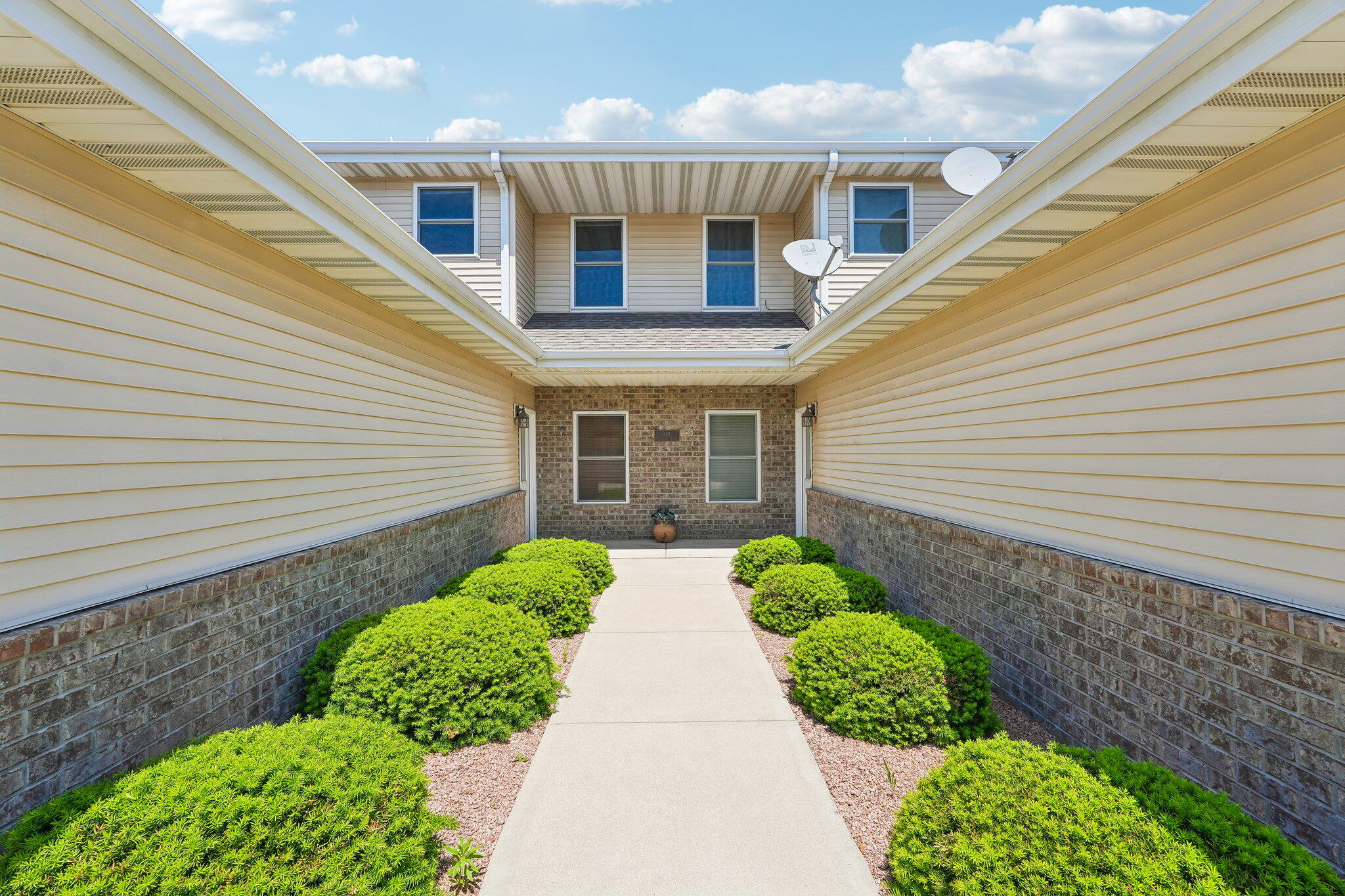 865 Prairie Gardens, Unit 91 Kewaskum, WI 53040 - Photo 2 of 39 Entrance to the Left