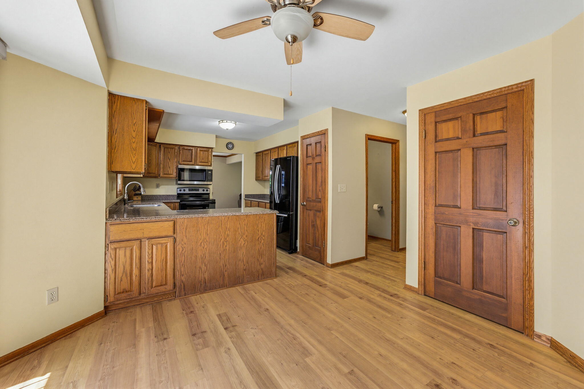 6912 North Tichigan Road Waterford, WI 53185 - Photo 16 of 52 Kitchen-Dinette