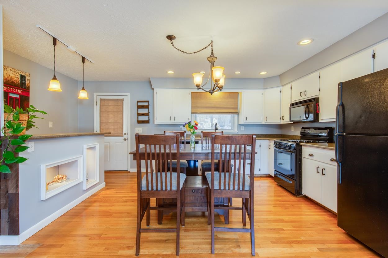 25 Meade Street Nashua, NH 03064 - Photo 8 of 49