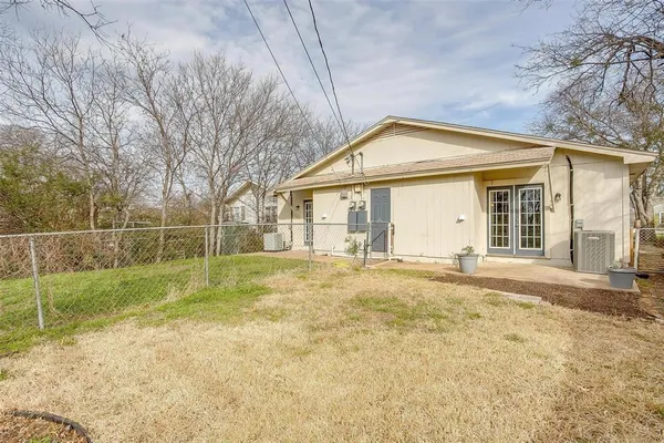 $1,700 | 4933 Curzon Avenue, Fort Worth, TX 76107