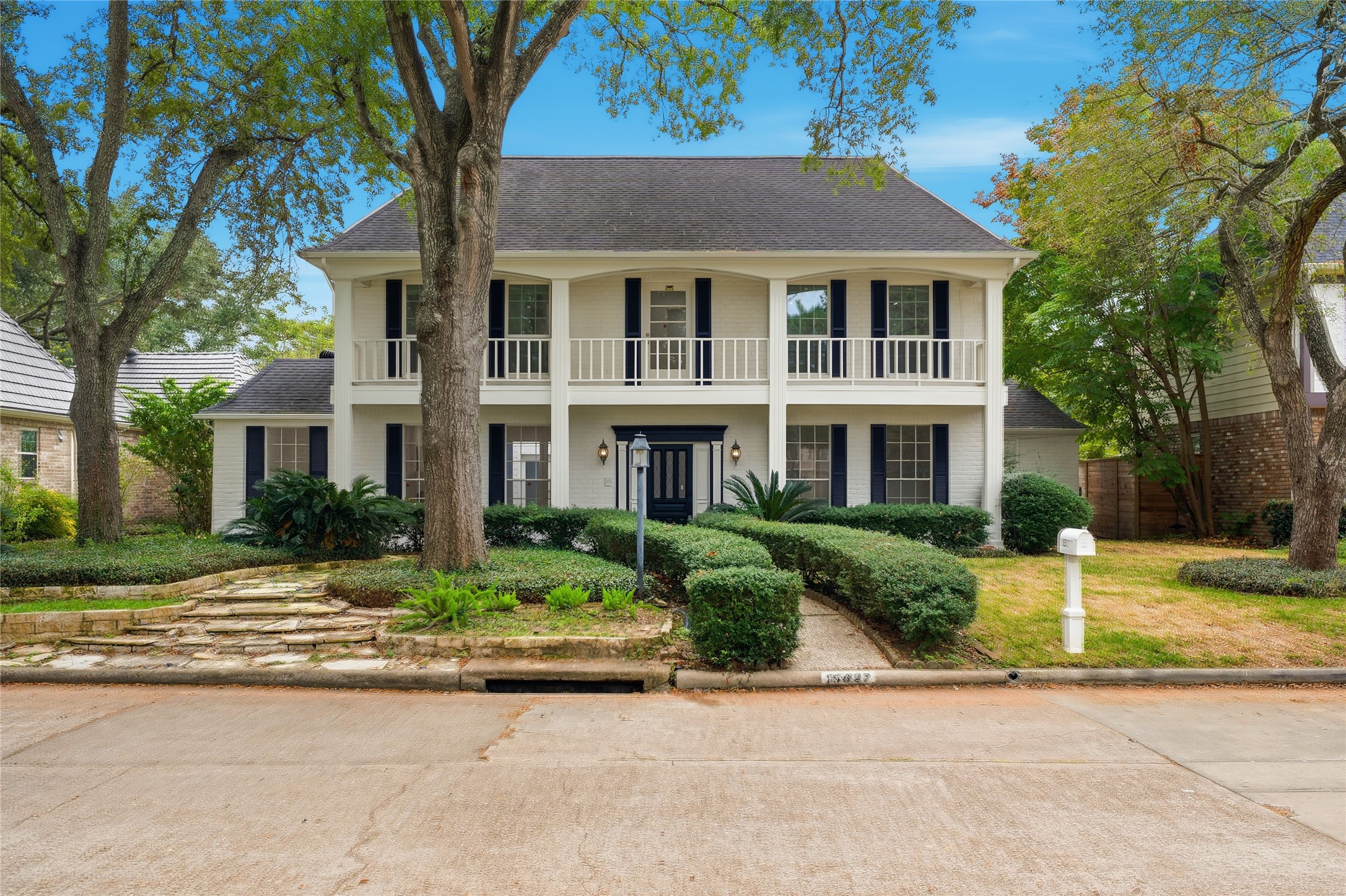 Welcome to 15827 Foxgate, a beautiful home located in the highly sought after Fleetwood community