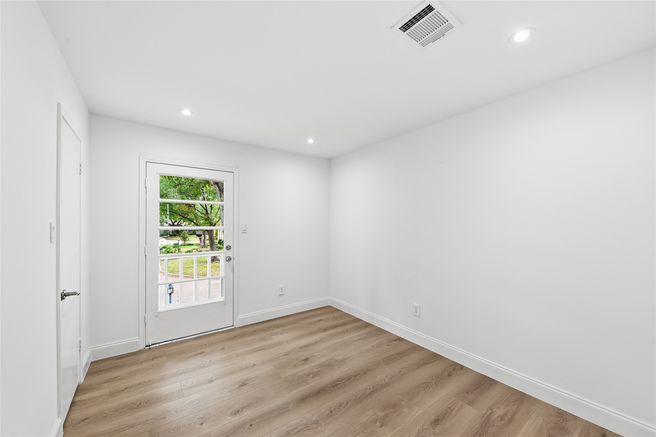 15827 Foxgate Road Houston, TX 77079 - Photo 32 of 37 Bright upstairs bedroom with exterior door access to the upstairs balcony porch.