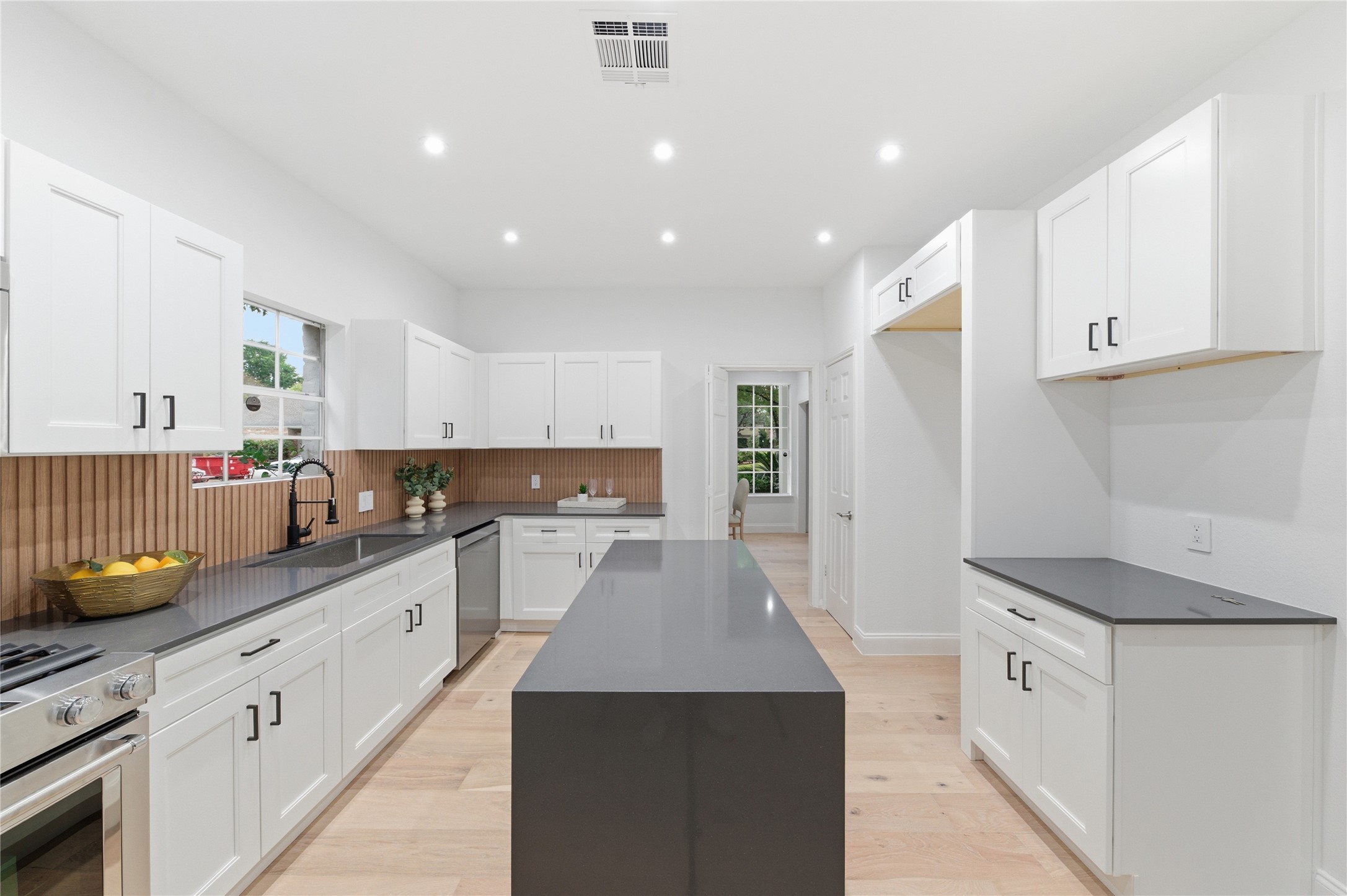 15827 Foxgate Road Houston, TX 77079 - Photo 7 of 37