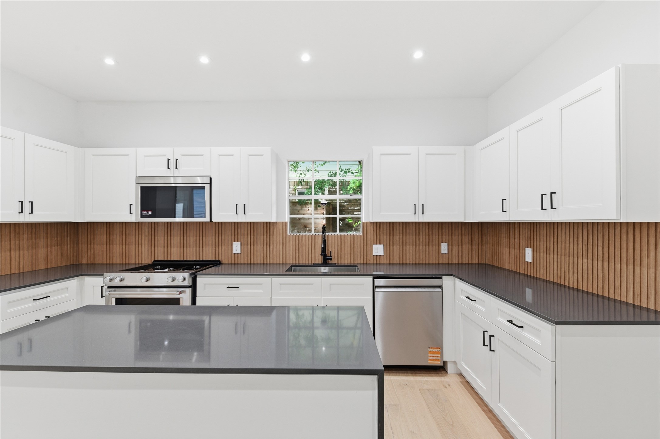 15827 Foxgate Road Houston, TX 77079 - Photo 9 of 37