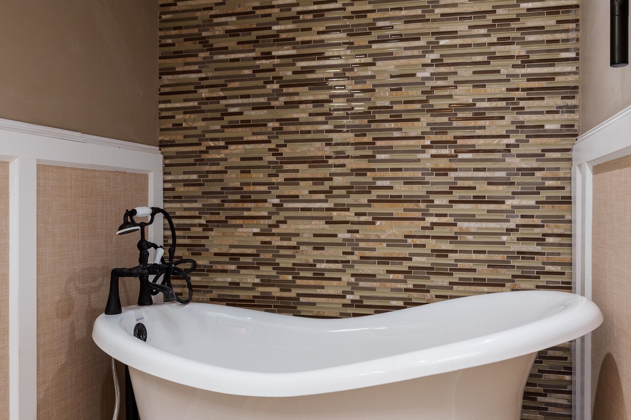 14949 Saunders Road Pecatonica, IL 61063 - Photo 61 of 88 a bathroom with a bathtub