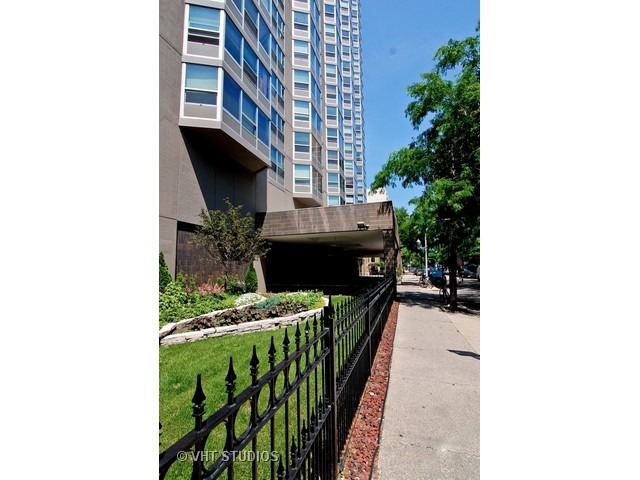 720 West Gordon Terrace, Unit 18N Chicago, IL 60613 - Photo 1 of 8