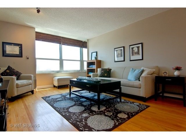 720 West Gordon Terrace, Unit 18N Chicago, IL 60613 - Photo 2 of 8