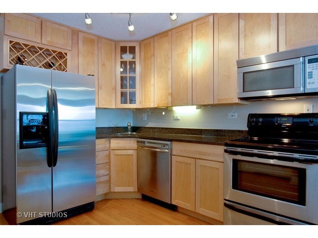 720 West Gordon Terrace, Unit 18N Chicago, IL 60613 - Photo 4 of 8