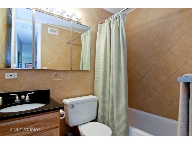 720 West Gordon Terrace, Unit 18N Chicago, IL 60613 - Photo 6 of 8