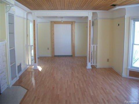 5430 Elms Road Flushing, MI 48433 - Photo 3 of 7 Living2