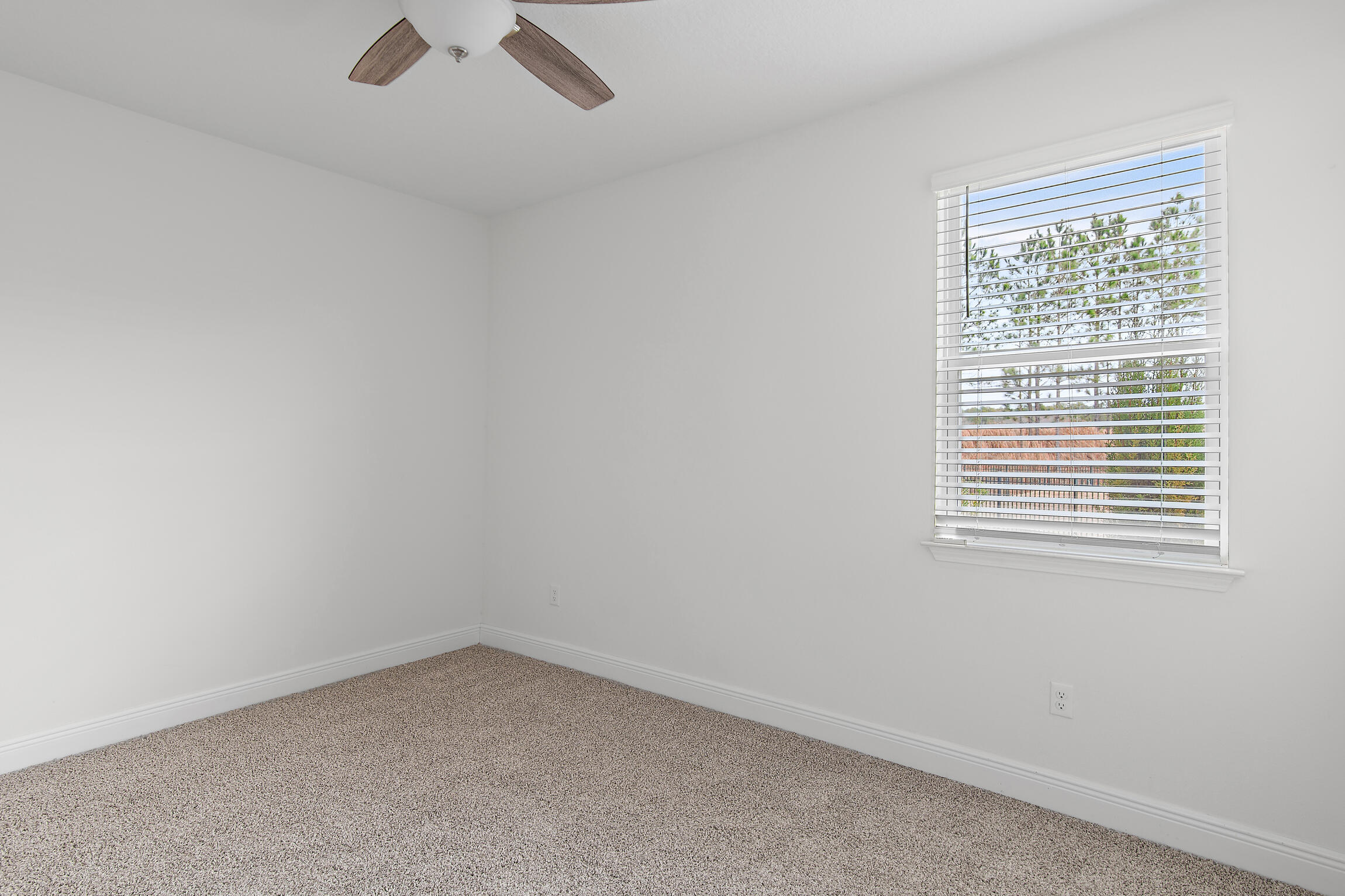 430 Fairway Crossing Freeport, FL 32439 - Photo 36 of 57 an empty room with a window