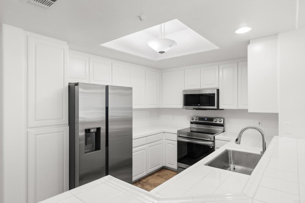 9237 Regents Road, Unit K218 La Jolla, CA 92037 - Photo 15 of 32 Kitchen w/New Appliances