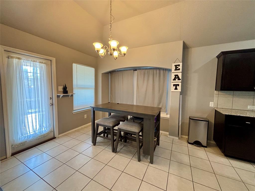 900 Grouse Road Glenn Heights, TX 75154 - Photo 3 of 11 a view of a livingroom with furniture