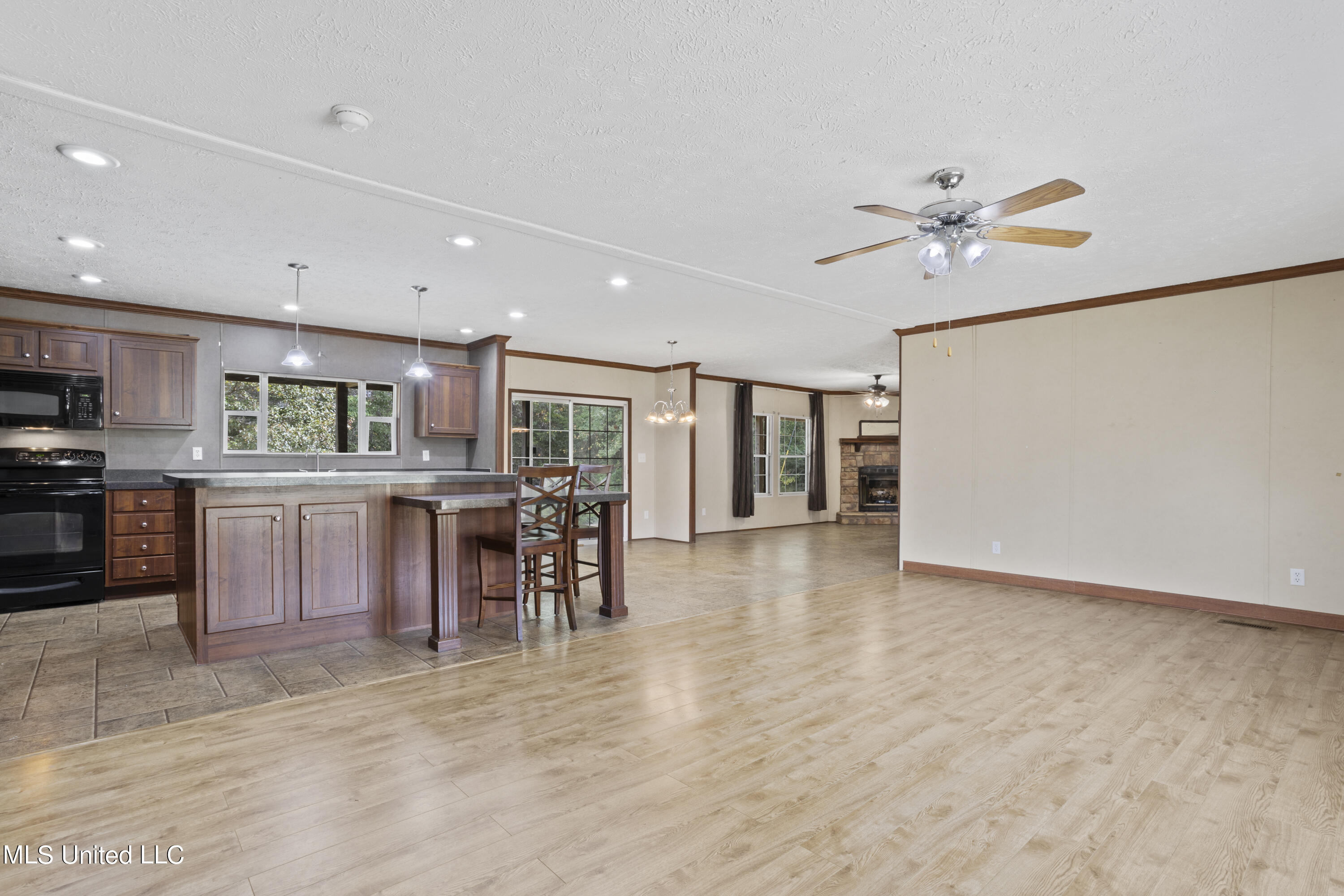 17146 Lakeview Road Saucier, MS 39574 - Photo 7 of 41 008