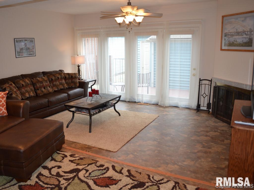 27 Country Place Springfield, IL 62703 - Photo 3 of 19
