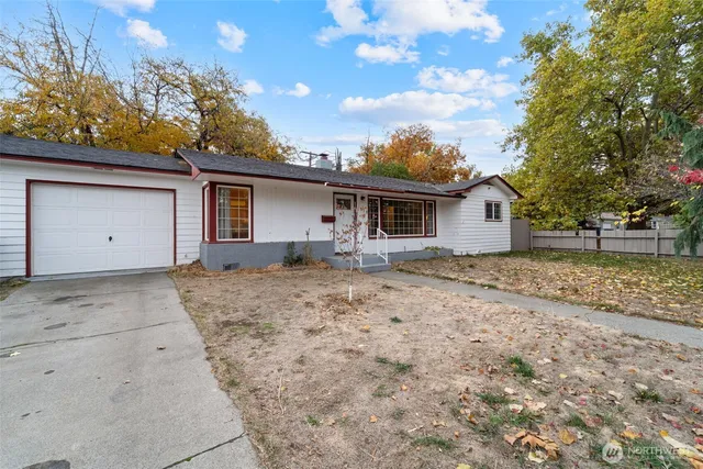 a view of house with a outdoor space