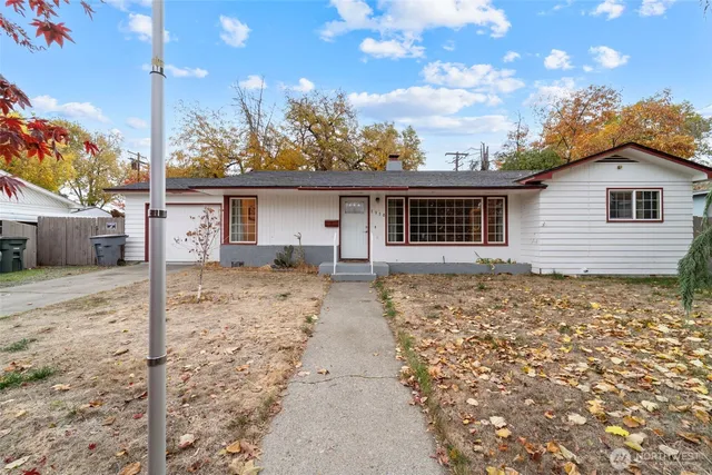 a view of a house with a yard