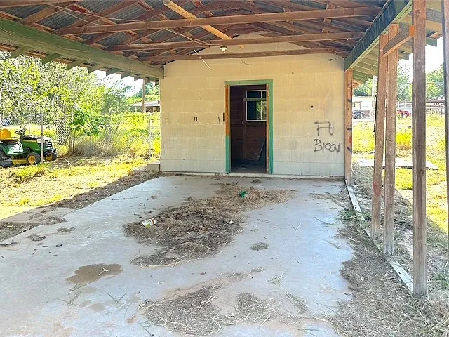 a view of a backyard