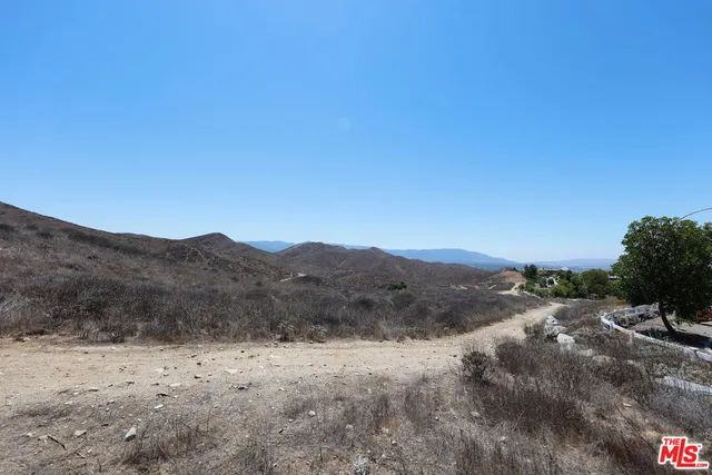 a view of a dry field