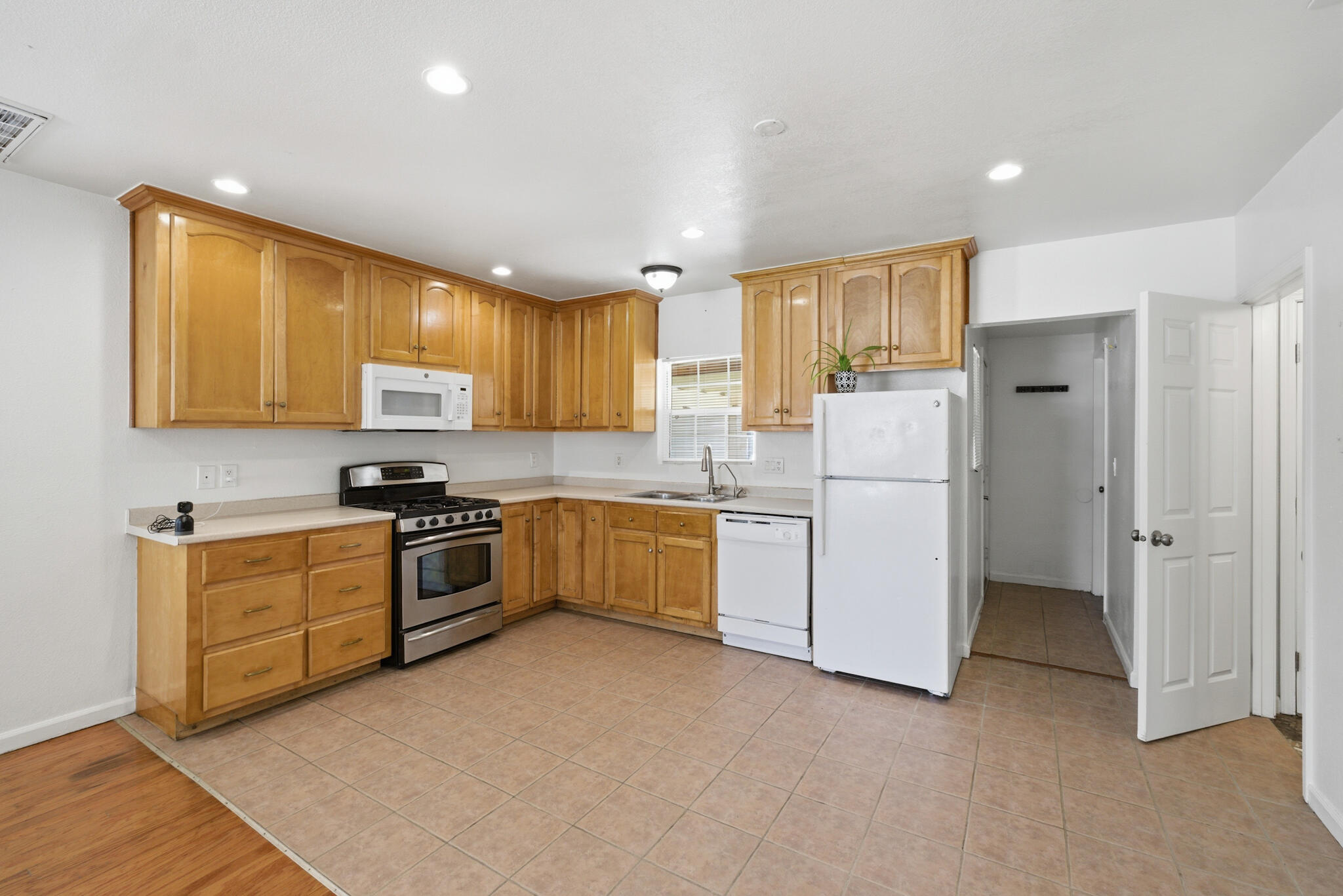 723 South Locust Street Visalia, CA 93277 - Photo 9 of 27