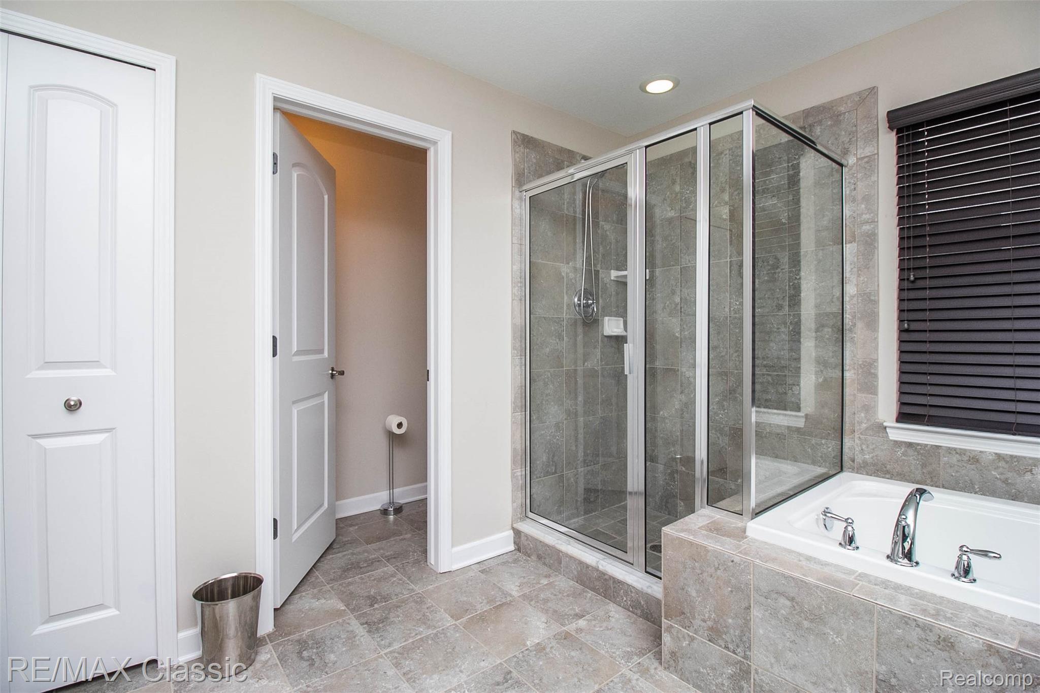 27135 Victoria Road Novi, MI 48374 - Photo 37 of 54 Master bath #4