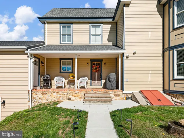 a view of a house with backyard and porch