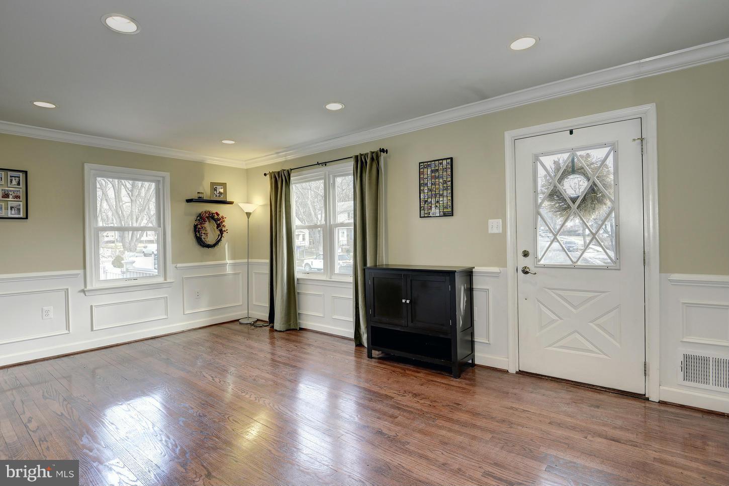 9808 Braddock Road Silver Spring, MD 20903 - Photo 2 of 24 Living Room