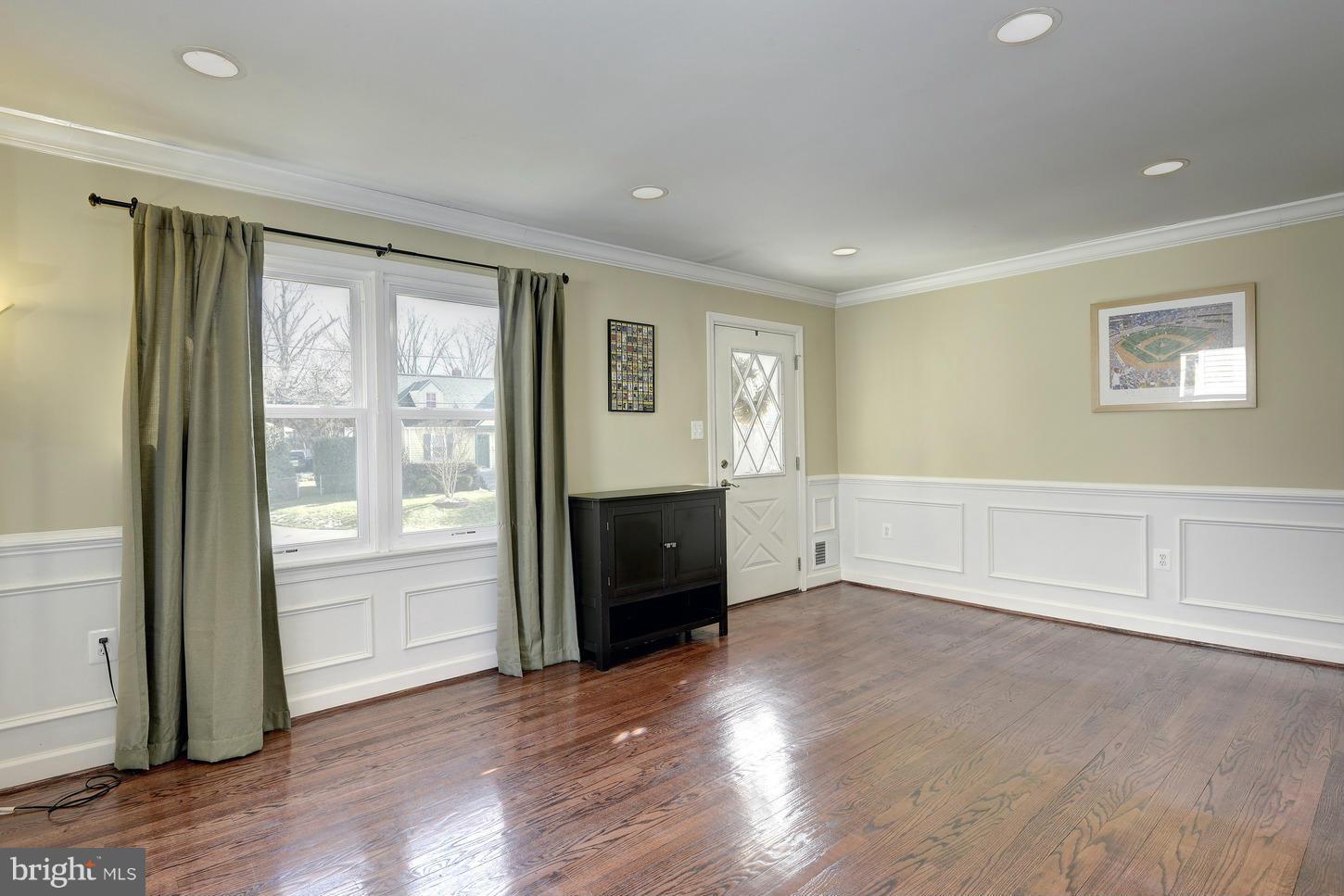 9808 Braddock Road Silver Spring, MD 20903 - Photo 3 of 24 Living Room