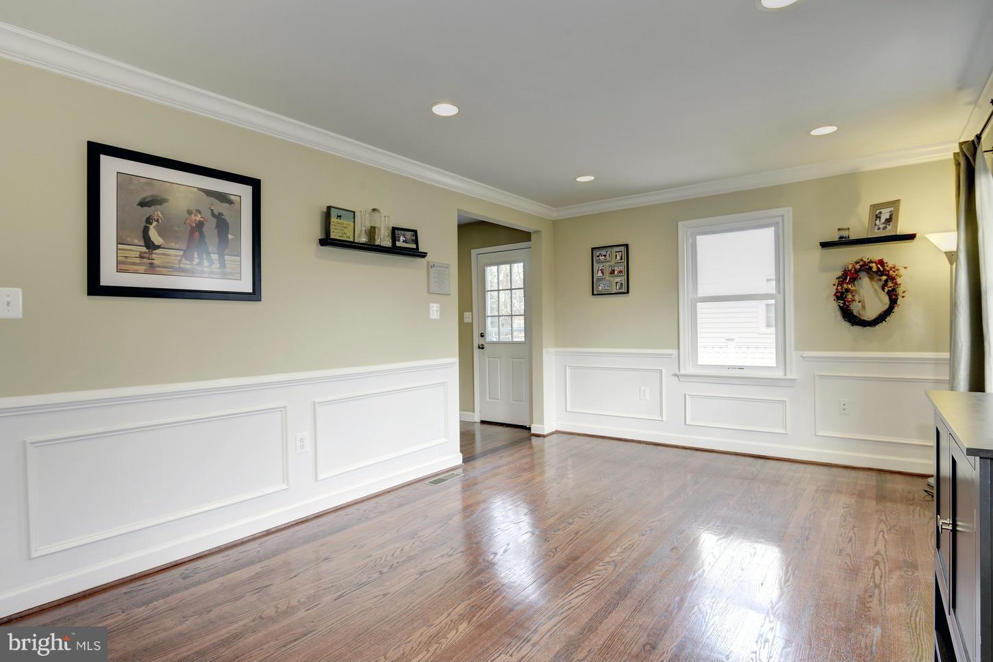 9808 Braddock Road Silver Spring, MD 20903 - Photo 4 of 24 Living Room
