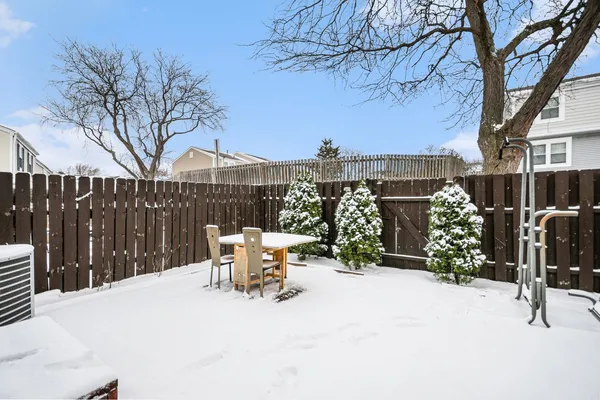 $2,595 | 1921 Williamsburg Drive, Hoffman Estates, IL 60169