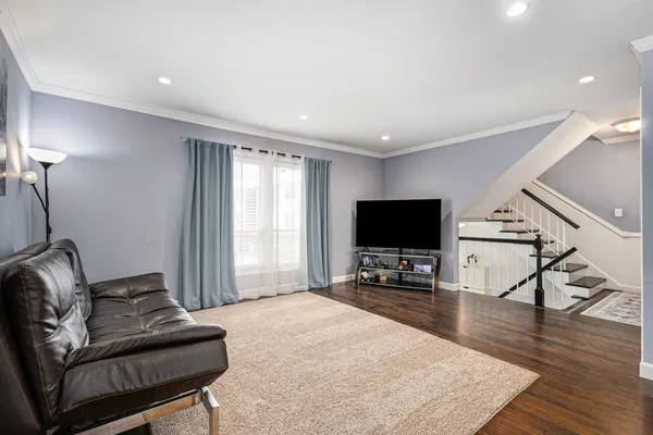 $2,595 | 1921 Williamsburg Drive, Hoffman Estates, IL 60169