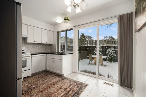 $2,595 | 1921 Williamsburg Drive, Hoffman Estates, IL 60169