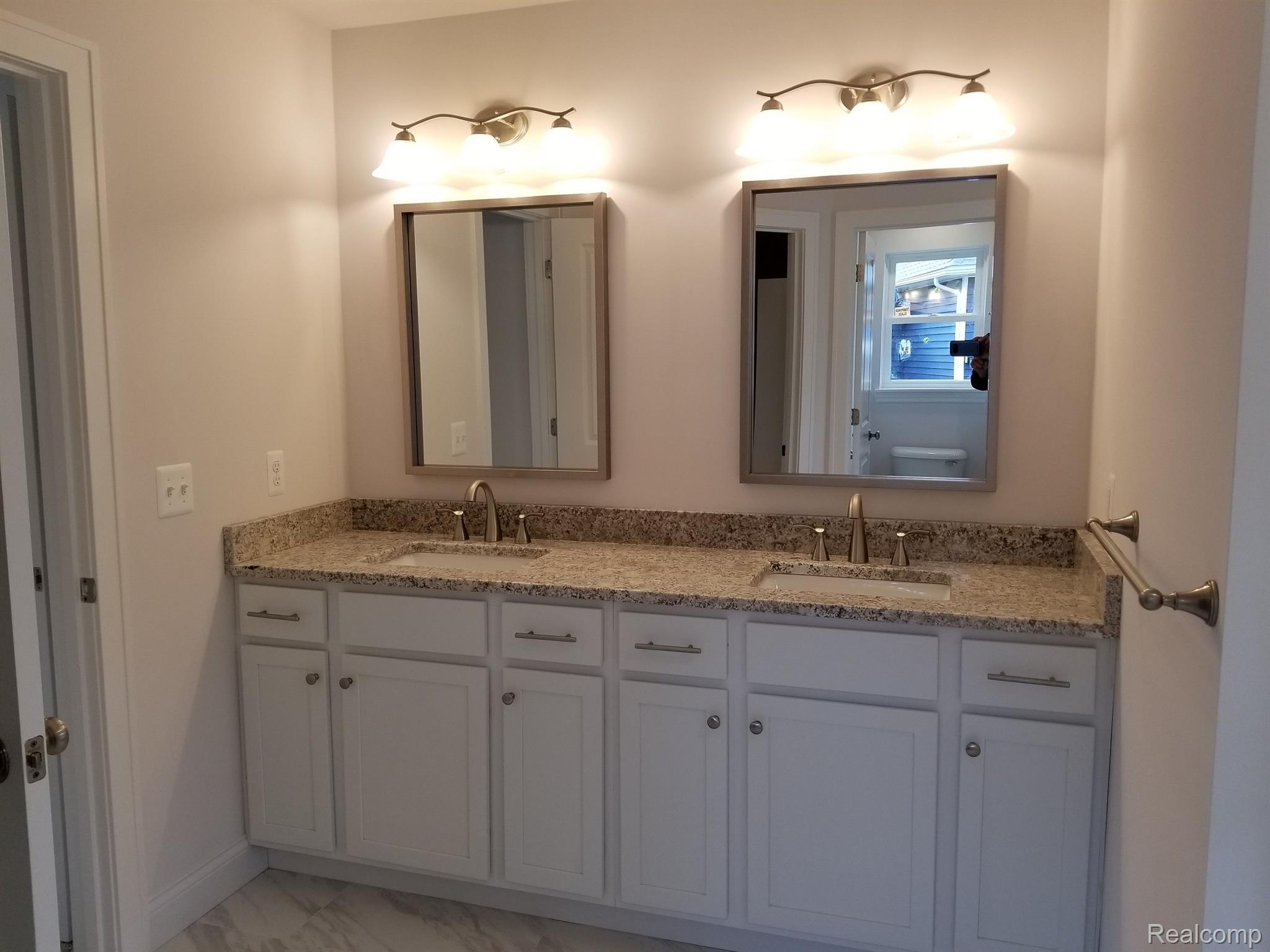 2195 Sundance Ridge Howell, MI 48843 - Photo 9 of 24 MASTER BATH