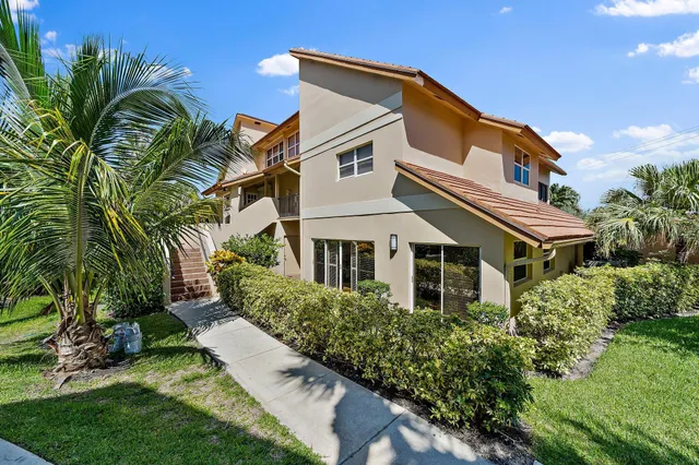 a view of entryway with a front door