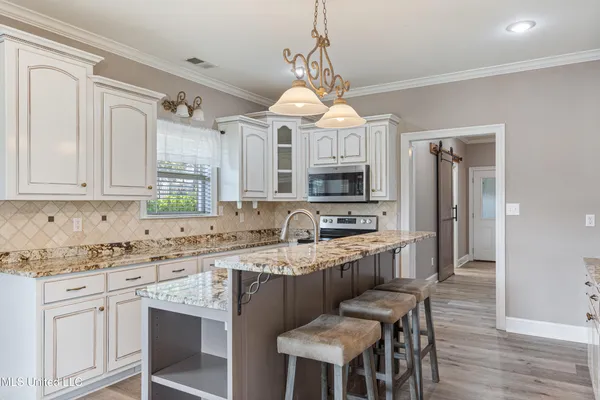 $635,000 | 5137 Meadow Pointe Drive, Southaven, MS 38672
