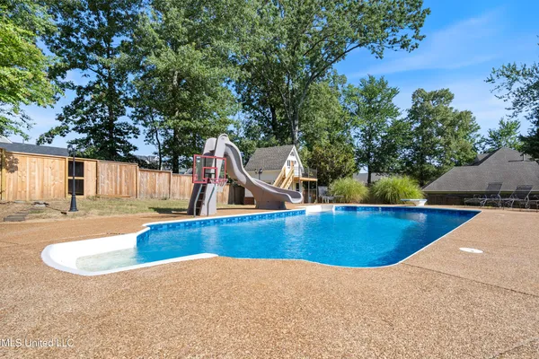 $635,000 | 5137 Meadow Pointe Drive, Southaven, MS 38672