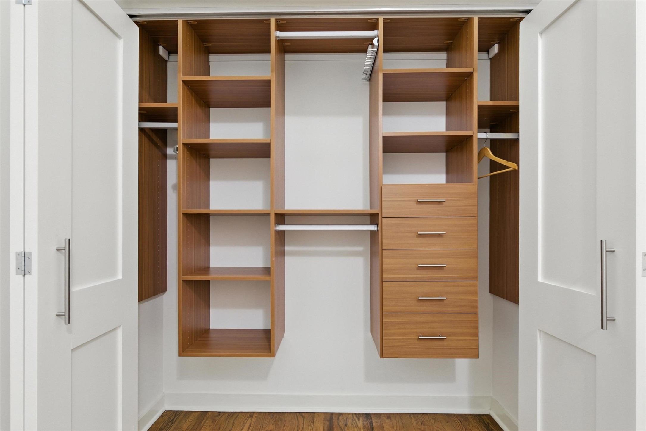 915 Franklin Street, Unit 2I Houston, TX 77002 - Photo 19 of 34 Tons of closet space.