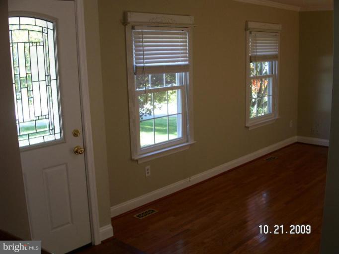 24412 Fossen Road Damascus, MD 20872 - Photo 4 of 20 Entrance / Foyer