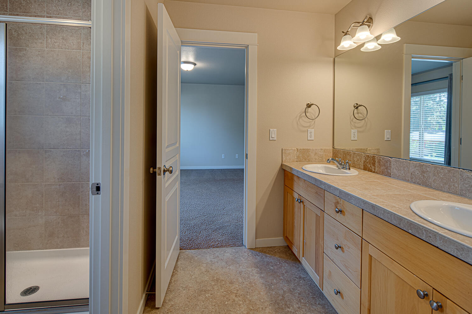 62006 Dantili Road Bend, OR 97701 - Photo 18 of 26 Master bath