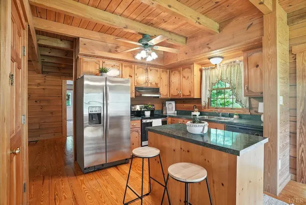 a view of livingroom with furniture and ceiling fan