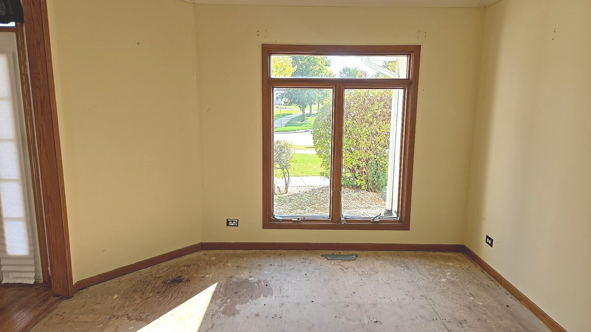 3907 Troon Street Flossmoor, IL 60422 - Photo 9 of 22 an empty room with a window