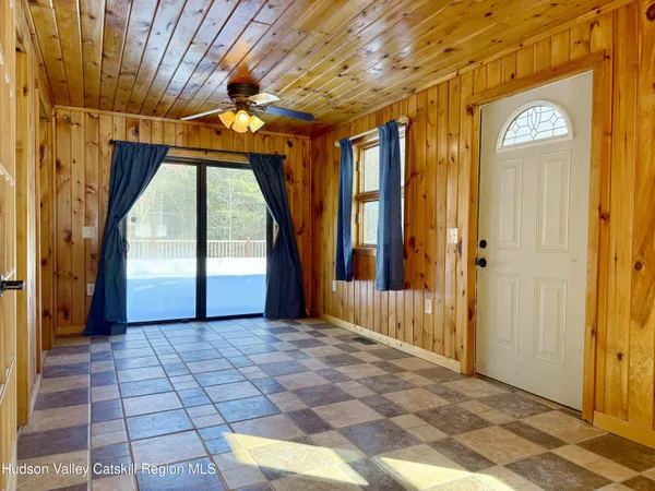 a view of empty room with a sink and mirror