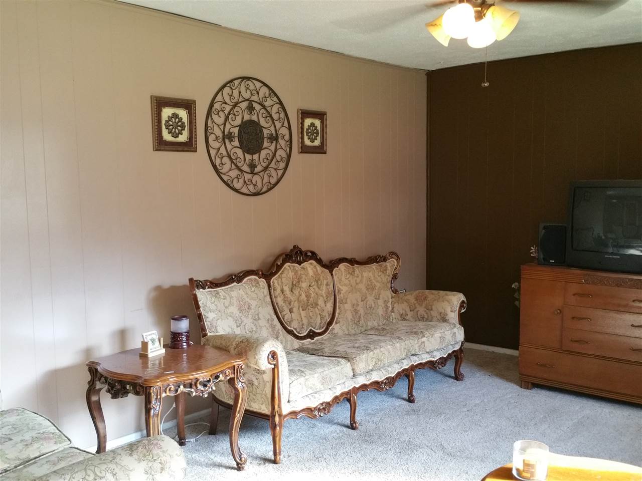 7809 Randy Road Machesney Park, IL 61115 - Photo 3 of 20 a room with a table and a chair