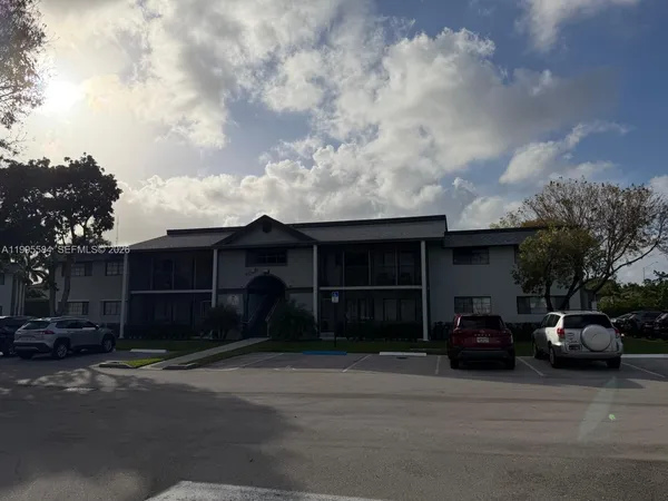 $2,400 | 451 Northeast 207th Lane, Unit 102, Miami, FL 33179